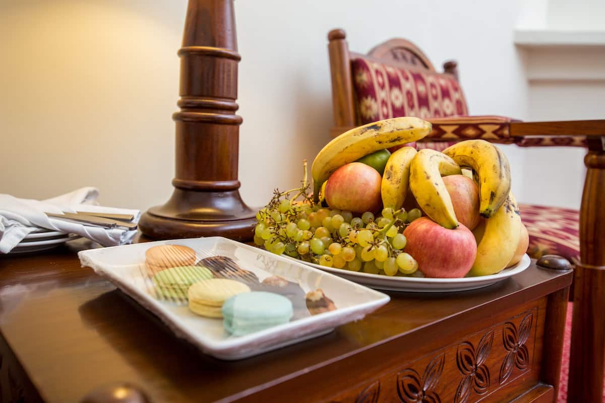 Executive kamer | Een minibar, een kluis op de kamer, een bureau, geluiddichte muren