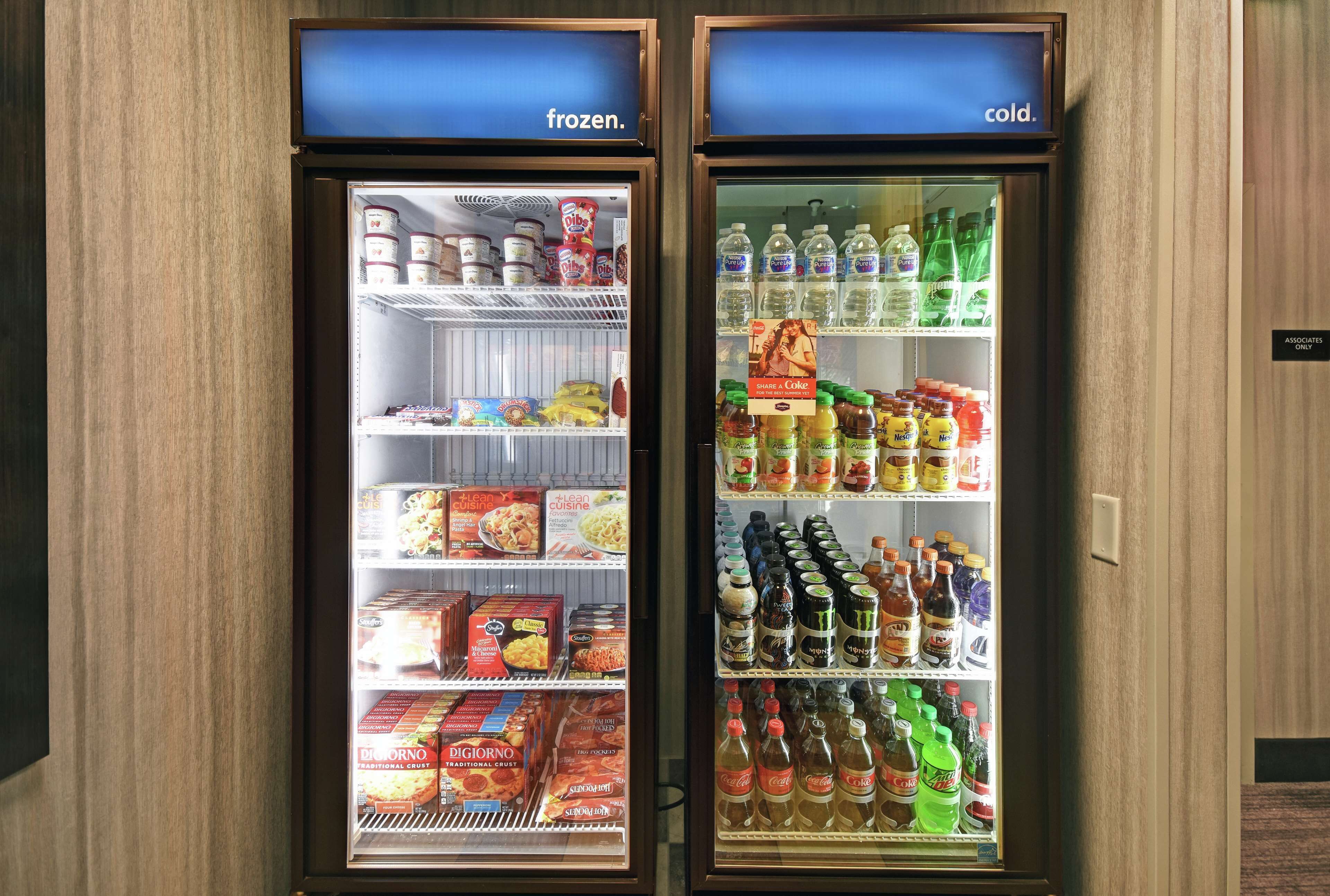 Due vetrine refrigerate con l'etichetta 'congelato' e 'freddo', contenenti diversi prodotti alimentari e bevande.