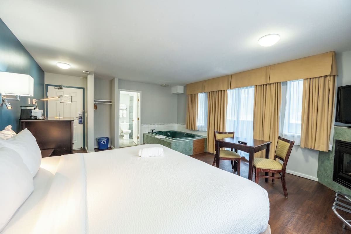 Upgraded, Honeymoon Single Room, 1 King Bed, Non Smoking | Desk, iron/ironing board, free WiFi, bed sheets