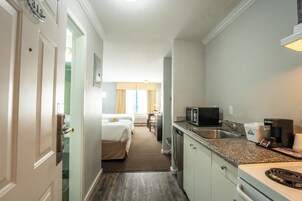 Escritorio, tabla de planchar con plancha, wifi gratis y ropa de cama