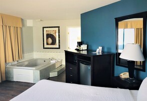 Escritorio, tabla de planchar con plancha, wifi gratis y ropa de cama