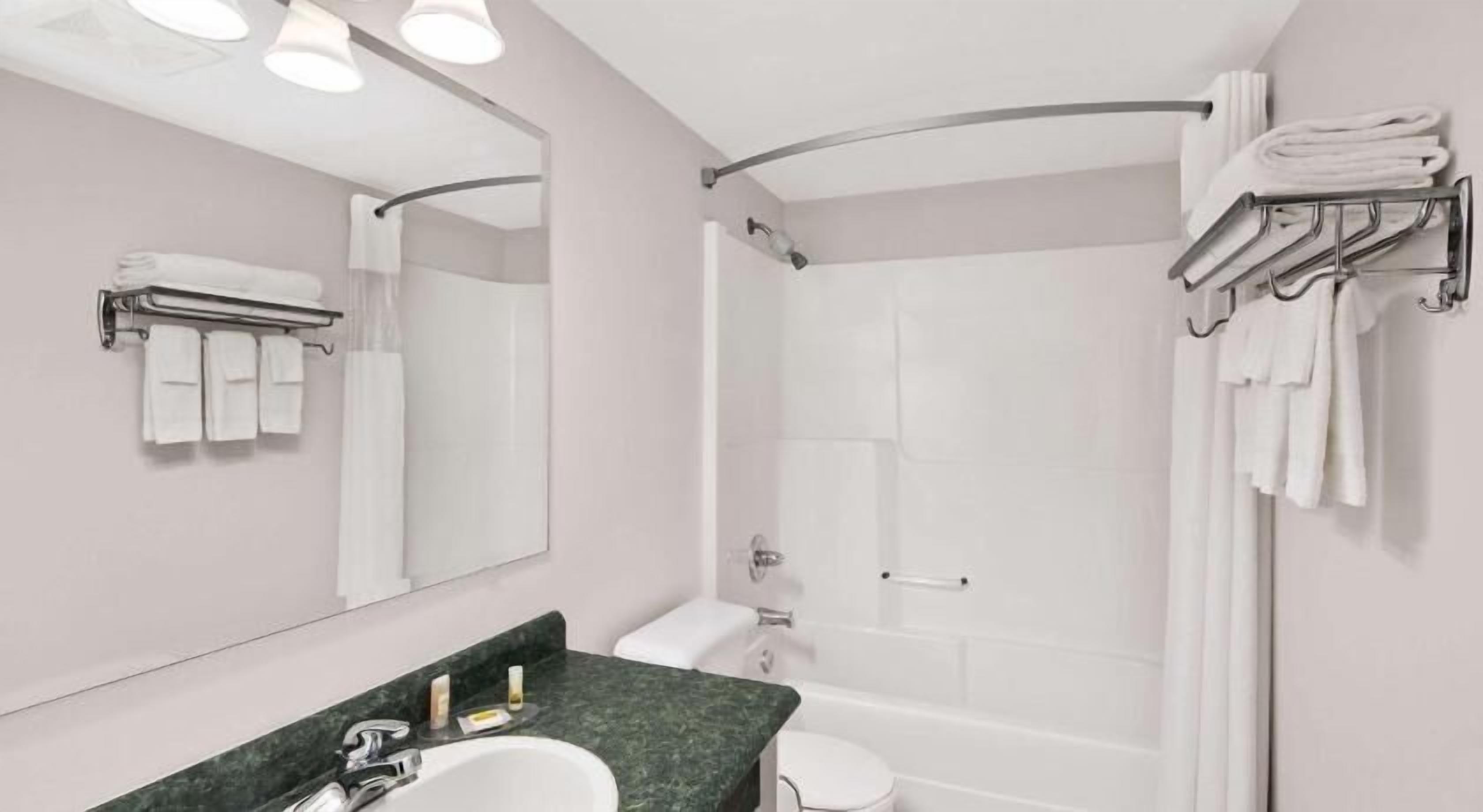 Kylpyhuone | Ilmaiset hygieniatuotteet, hiustenkuivaaja, pyyhkeet