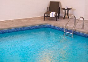 Una piscina techada, una piscina al aire libre