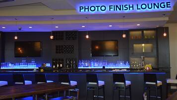 4 bars/lounges