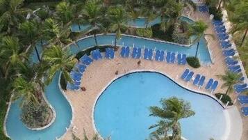 Piscine extérieure, parasols de plage, chaises longues
