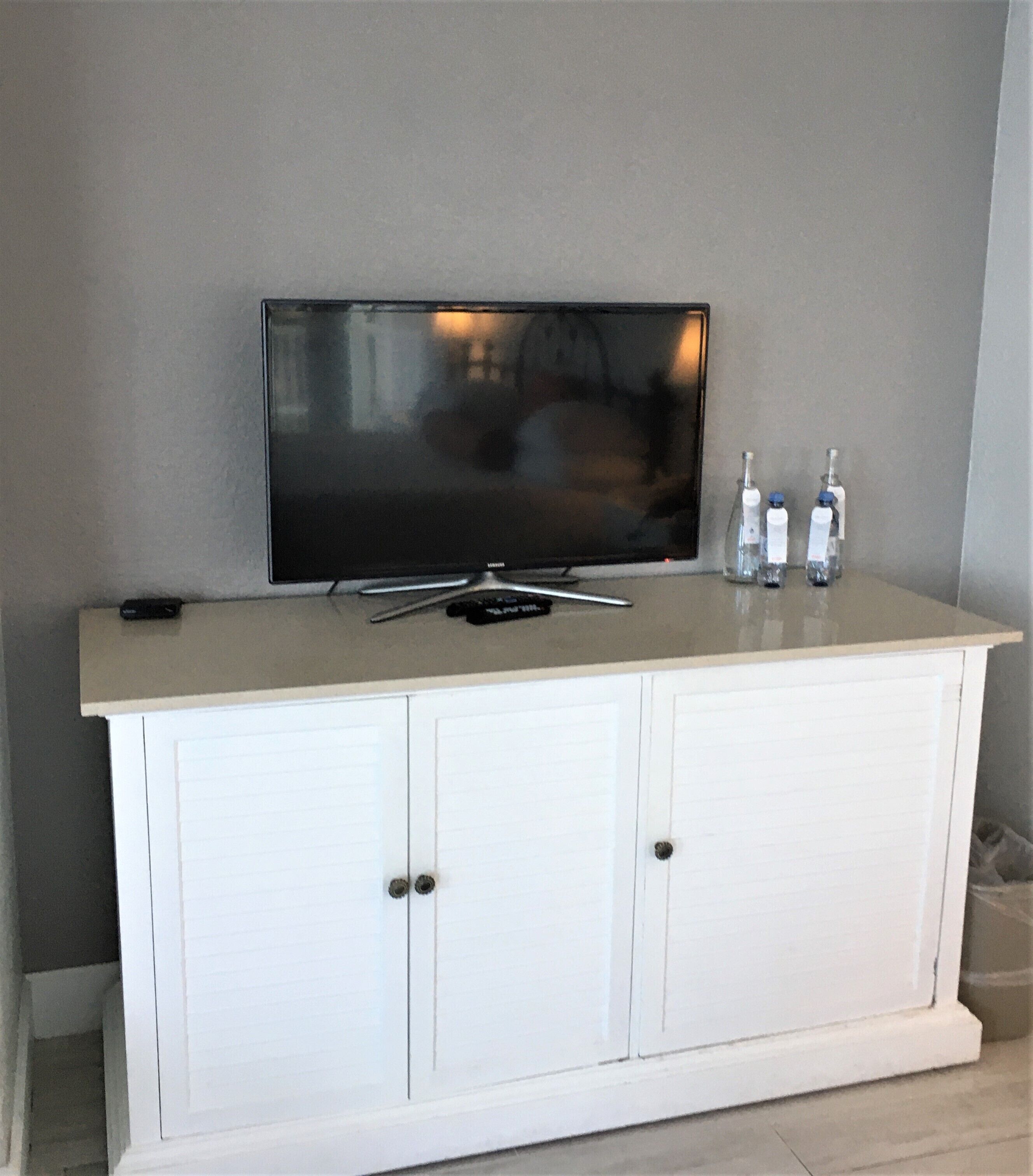 deluxe room, 1 king bed with sofa bed, ocean view (room 504) | living area | tv