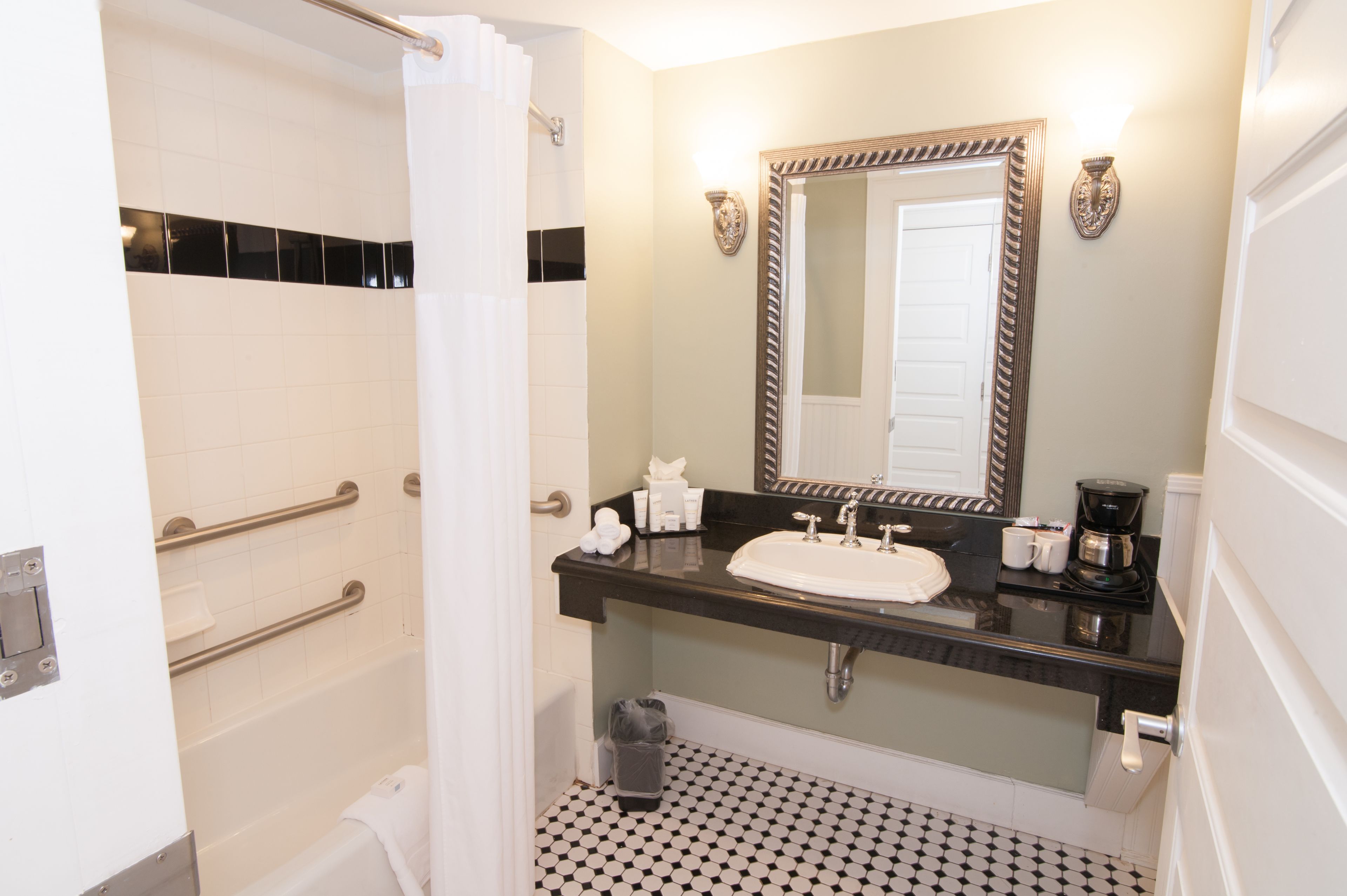 standard room, 1 king bed (room 625) | bathroom | shower, hair dryer, towels