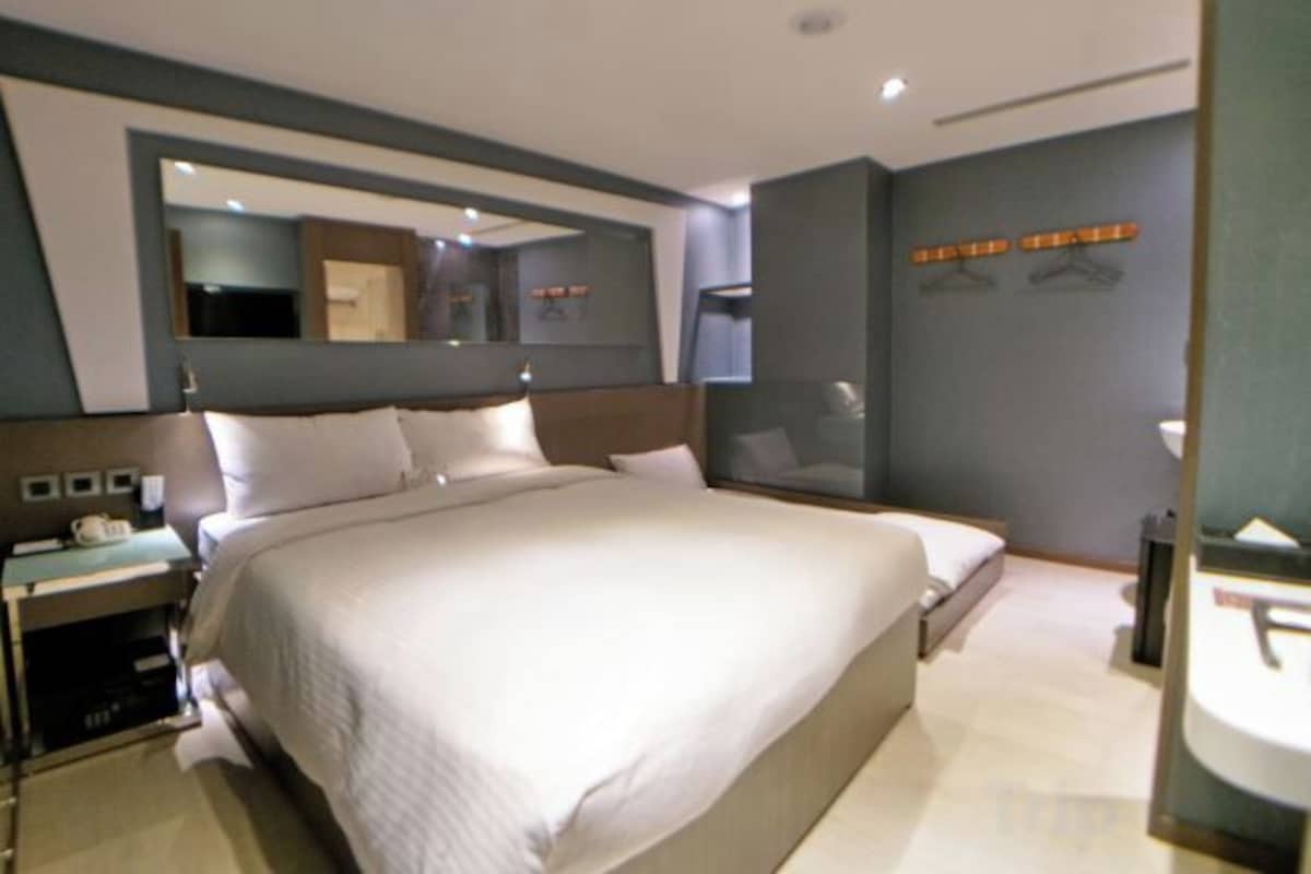 Een gratis minibar, een kluis op de kamer, een bureau