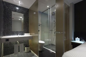 Chambre Double Standard | Salle de bain | Douche, articles de toilette gratuits, sèche-cheveux, chaussons