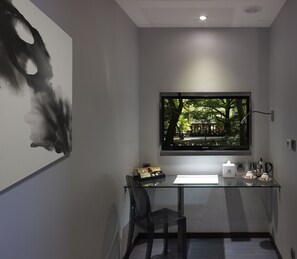 Free minibar, in-room safe, desk, iron/ironing board - Beauty Hotels Taipei - Hotel B6 (Taipei)