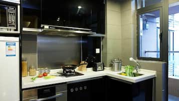 Frigorífico grande, placa de cocina y hervidor eléctrico