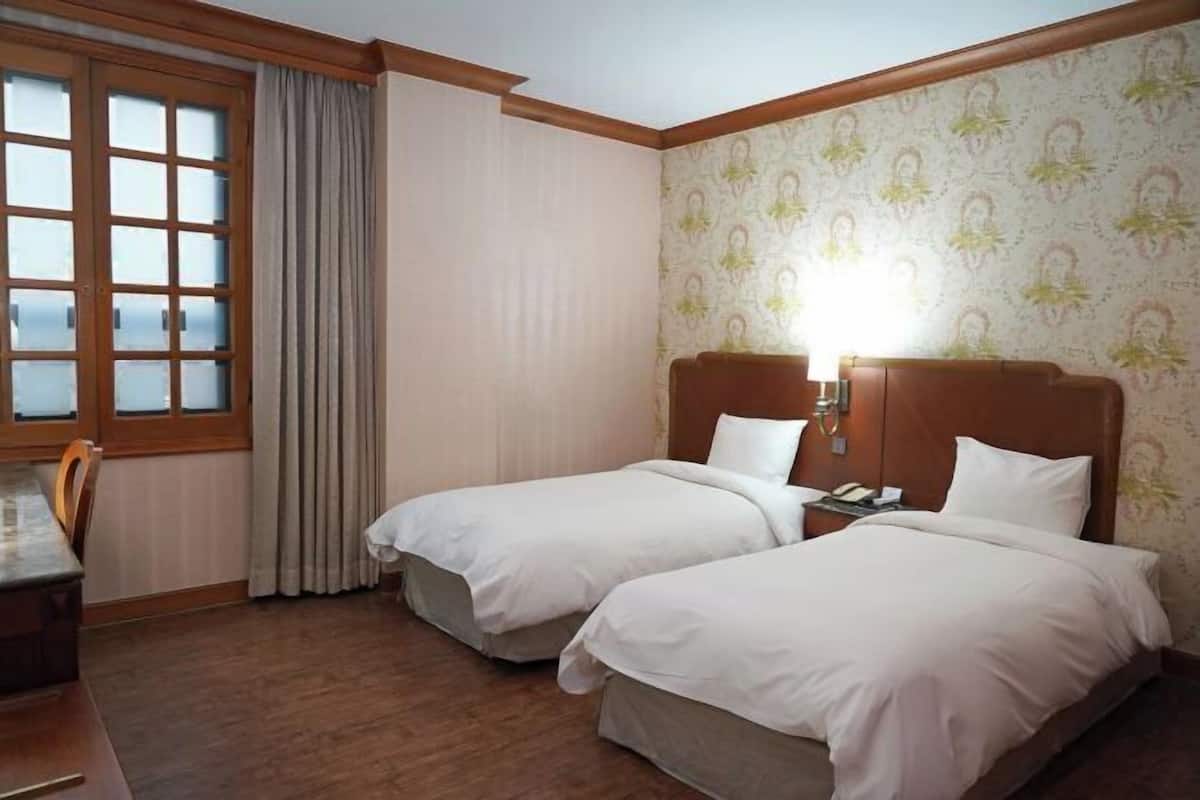 Caja fuerte, cortinas opacas, wifi gratis y ropa de cama