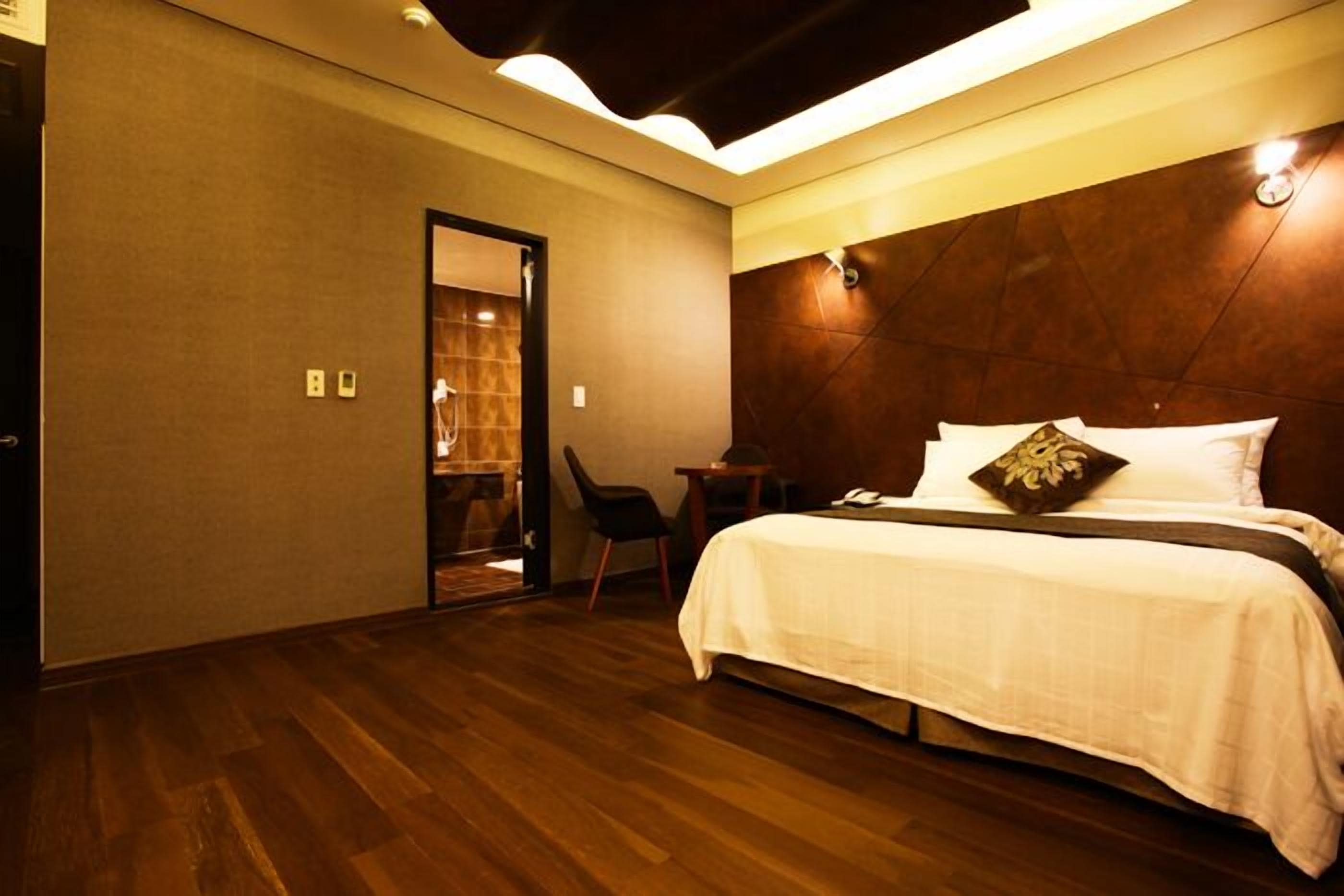 Deluxe Double Room | In-room safe, blackout drapes, free WiFi, bed sheets