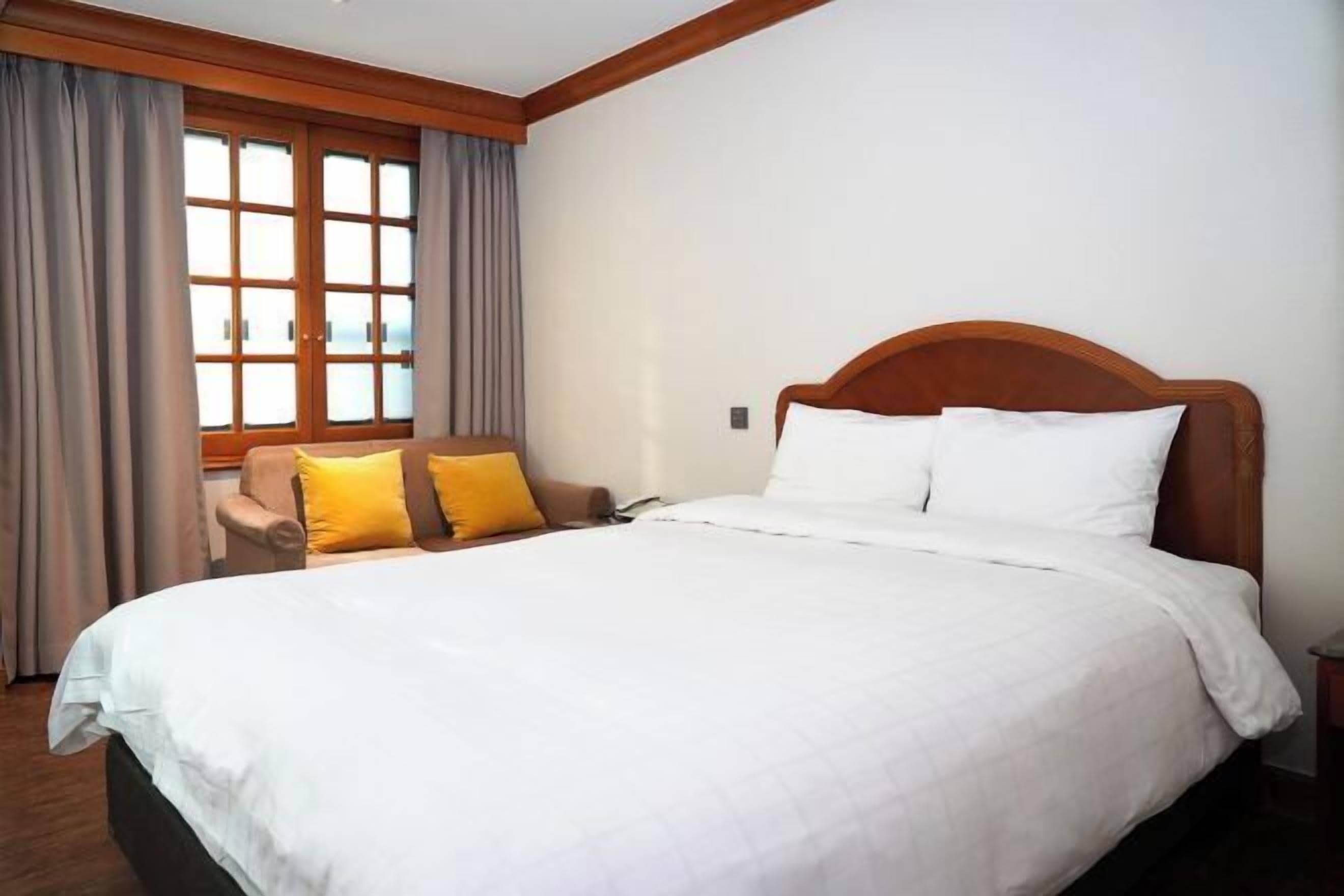 In-room safe, blackout curtains, free WiFi, bed sheets