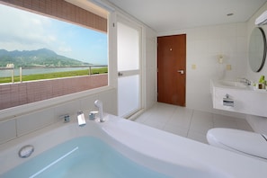 Deep soaking bathtub - Park City Hotel Tamsui (New Taipei City)