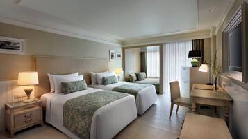 Isi minibar gratis dan brankas