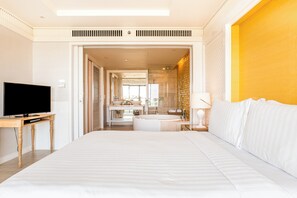 มินิบาร์ฟรีบางอย่าง, ตู้นิรภัยในห้องพัก, ตกแต่งพิเศษโดยเฉพาะ, โต๊ะทำงาน