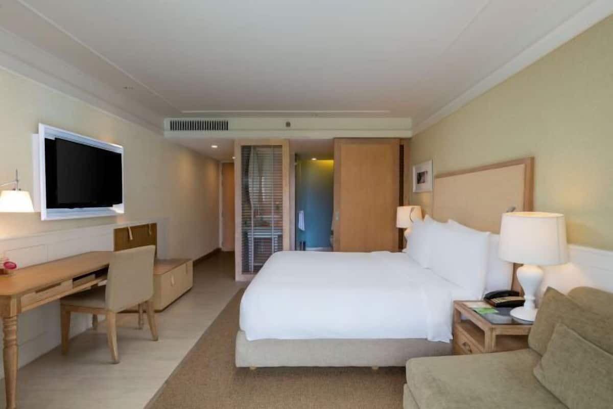 1 bedroom, free minibar items, in-room safe, individually furnished