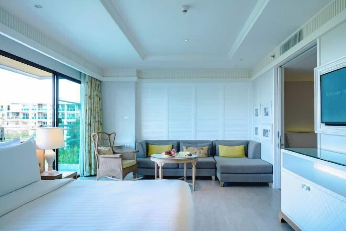 1 bedroom, free minibar items, in-room safe, individually furnished