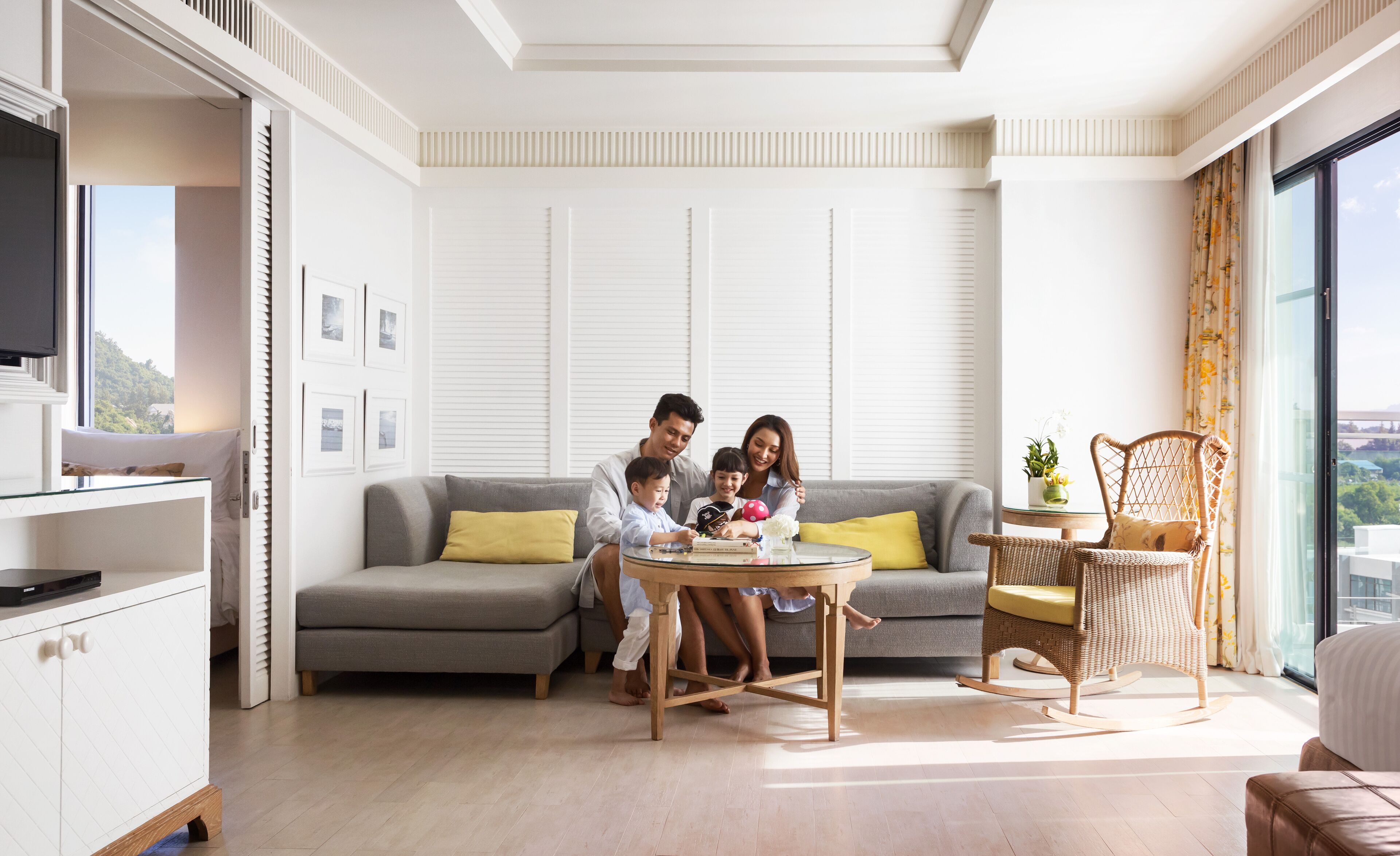 Télévision à écran plat, cheminée, station d'accueil iPod