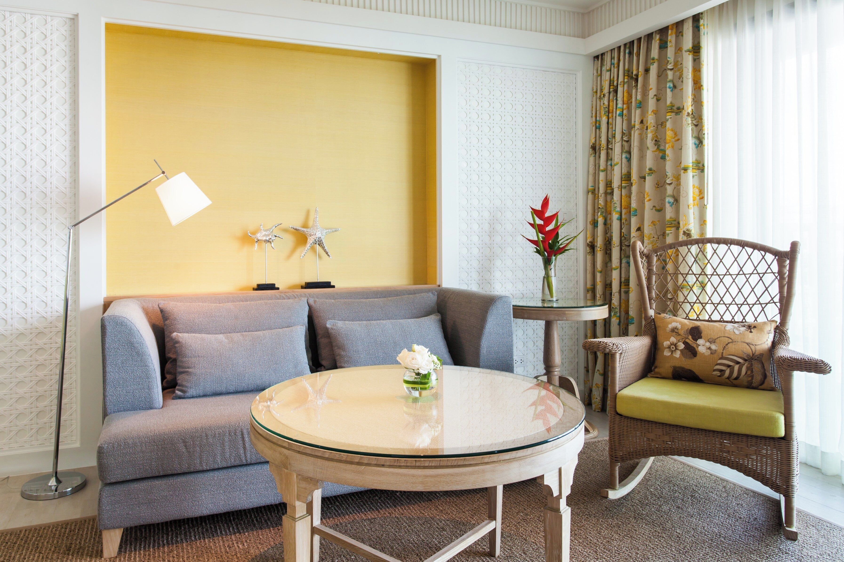 Artículos del minibar gratis y caja de seguridad en la habitación 