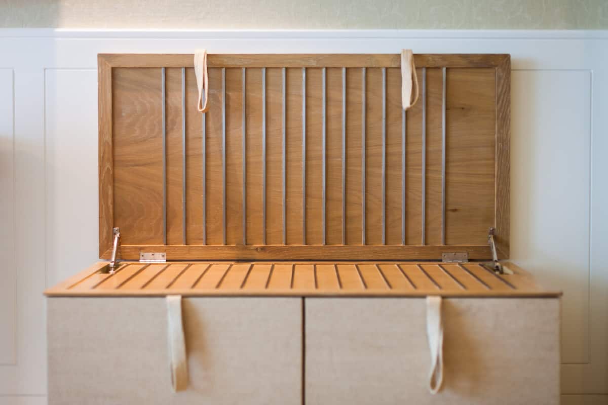 Minibar contenant certains articles gratuits, coffre-fort