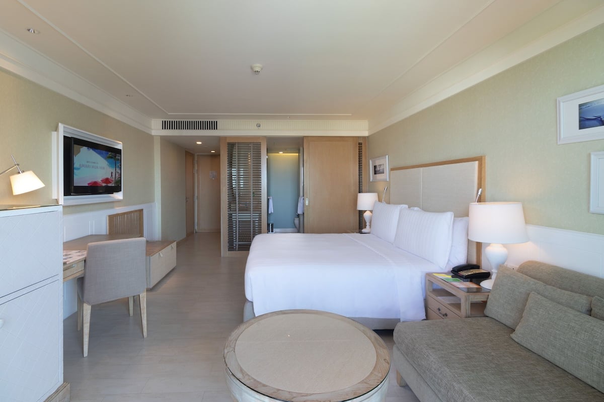 Deluxe Room, 1 King Bed, Pool View | 1 bedroom, free minibar items, in-room safe, individually furnished