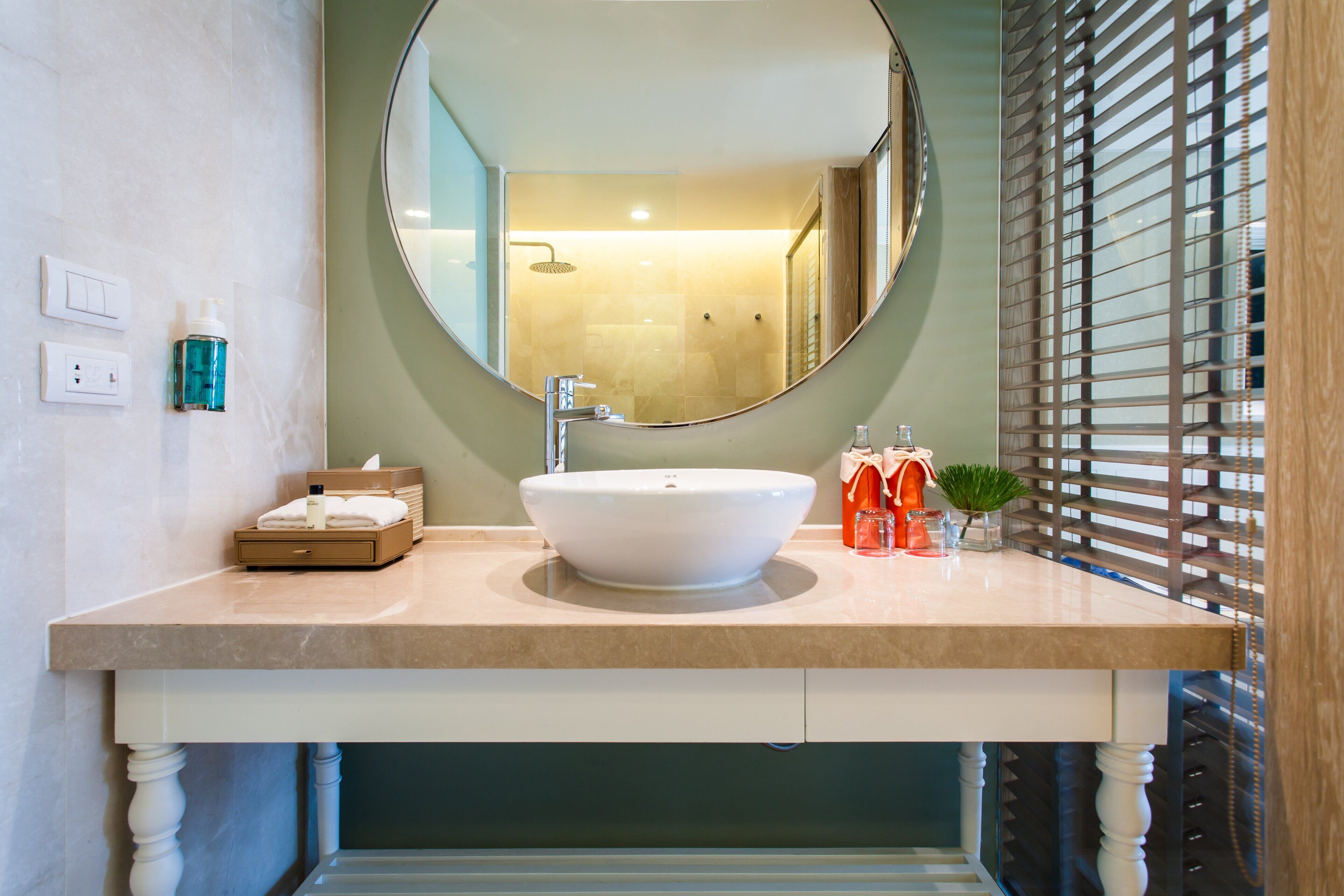 Artículos del minibar gratis y caja de seguridad en la habitación 