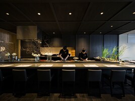 朝食、ディナーに営業