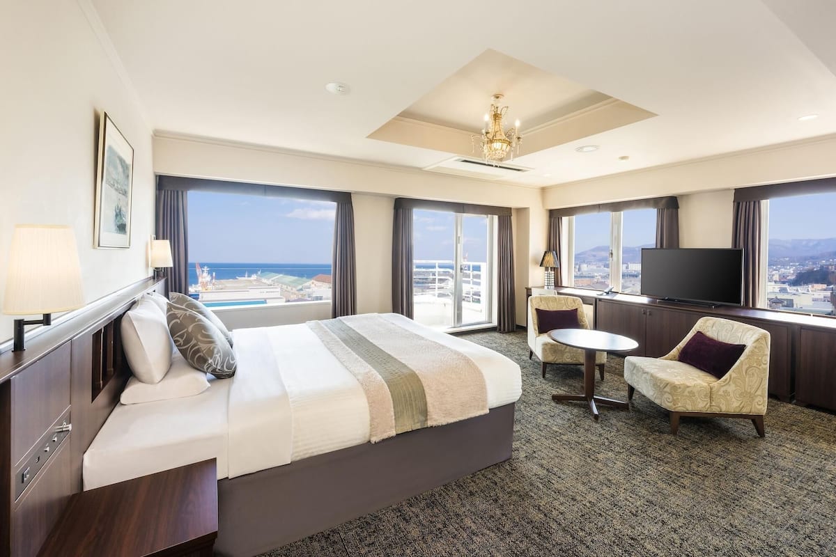 Premium bedding, in-room safe, desk, iron/ironing board (on request)