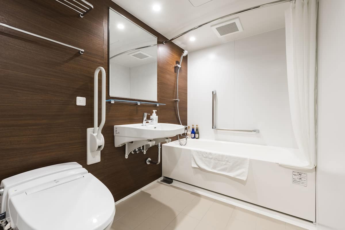 deluxe twin room, accessible, non smoking | bathroom | combined shower/bathtub, free toiletries, hair dryer, slippers