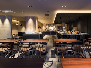 Daily buffet breakfast (JPY 2420 per person)