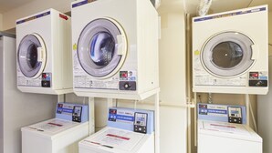 Tres lavadoras apiladas con paneles de control e indicador de nivel de agua.