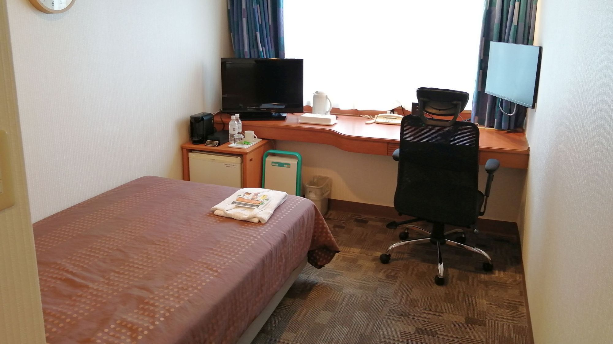 Desk, blackout drapes, soundproofing, free WiFi