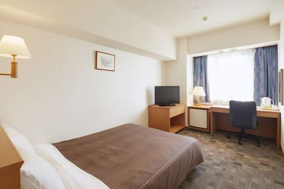 Desk, blackout curtains, soundproofing, free WiFi