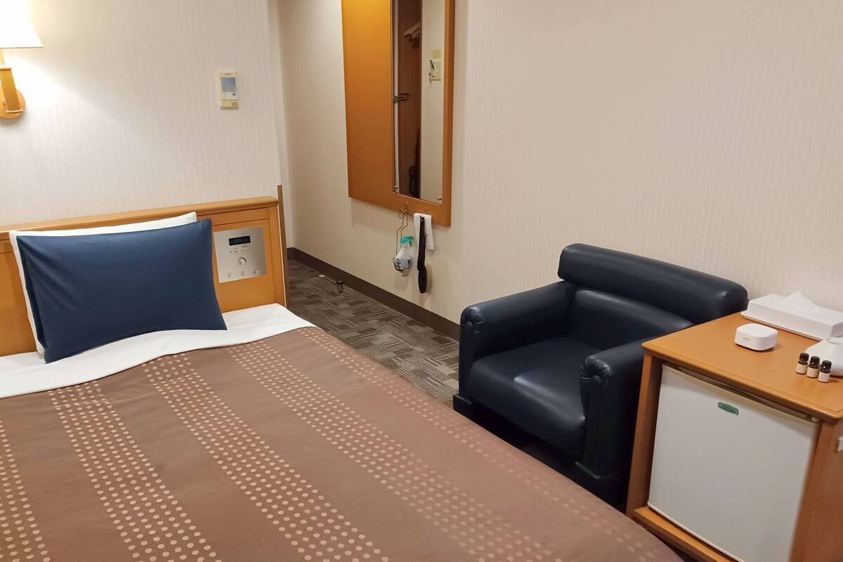 Desk, blackout drapes, soundproofing, WiFi (free)