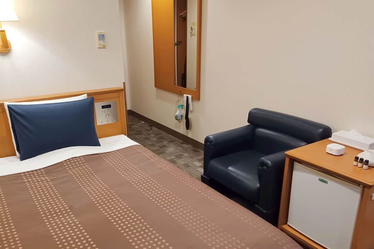 Schreibtisch, Verdunkelungsvorhänge, schallisolierte Zimmer