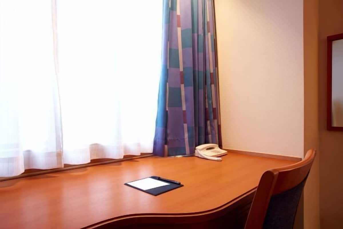 Desk, blackout curtains, soundproofing, free WiFi