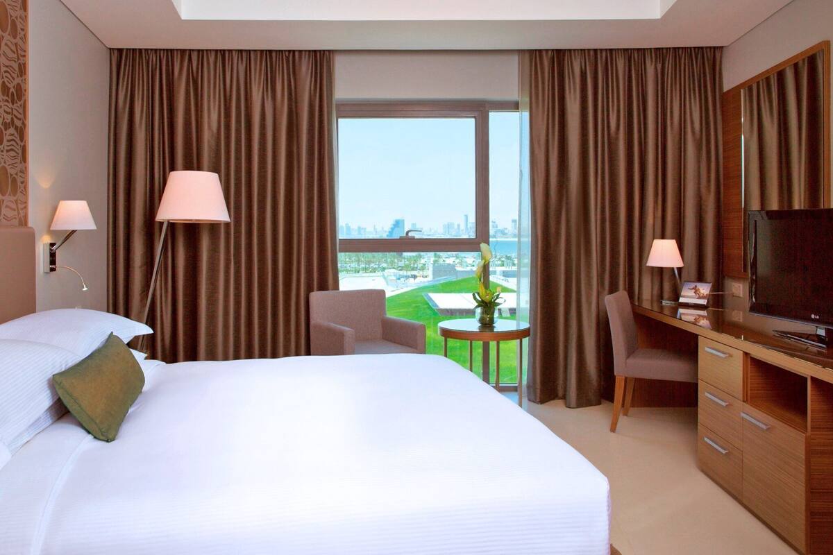 Chăn bông, minibar, két bảo mật tại phòng, bàn 