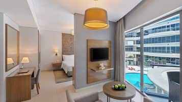 Standaard studio, balkon, uitzicht op zwembad | 1 slaapkamer, donzen dekbedden, een minibar, een kluis op de kamer