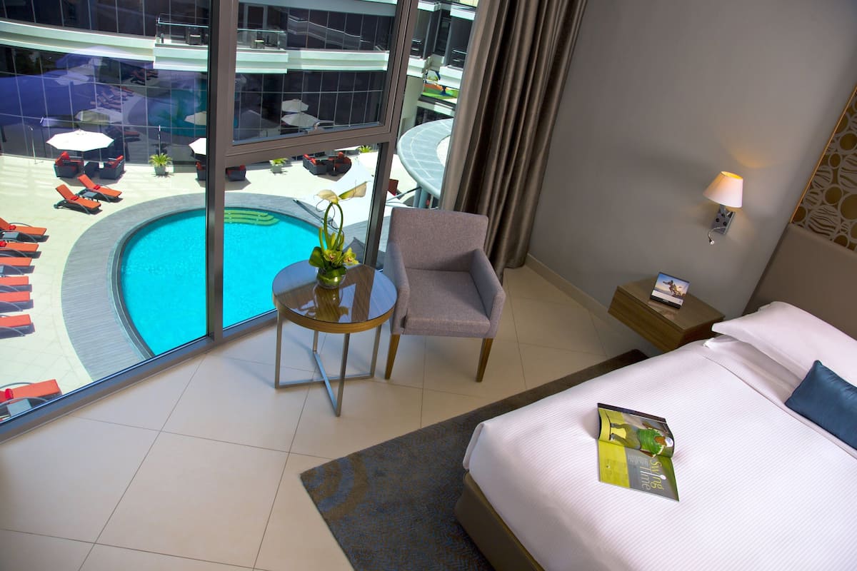Chăn bông, minibar, két bảo mật tại phòng, bàn 