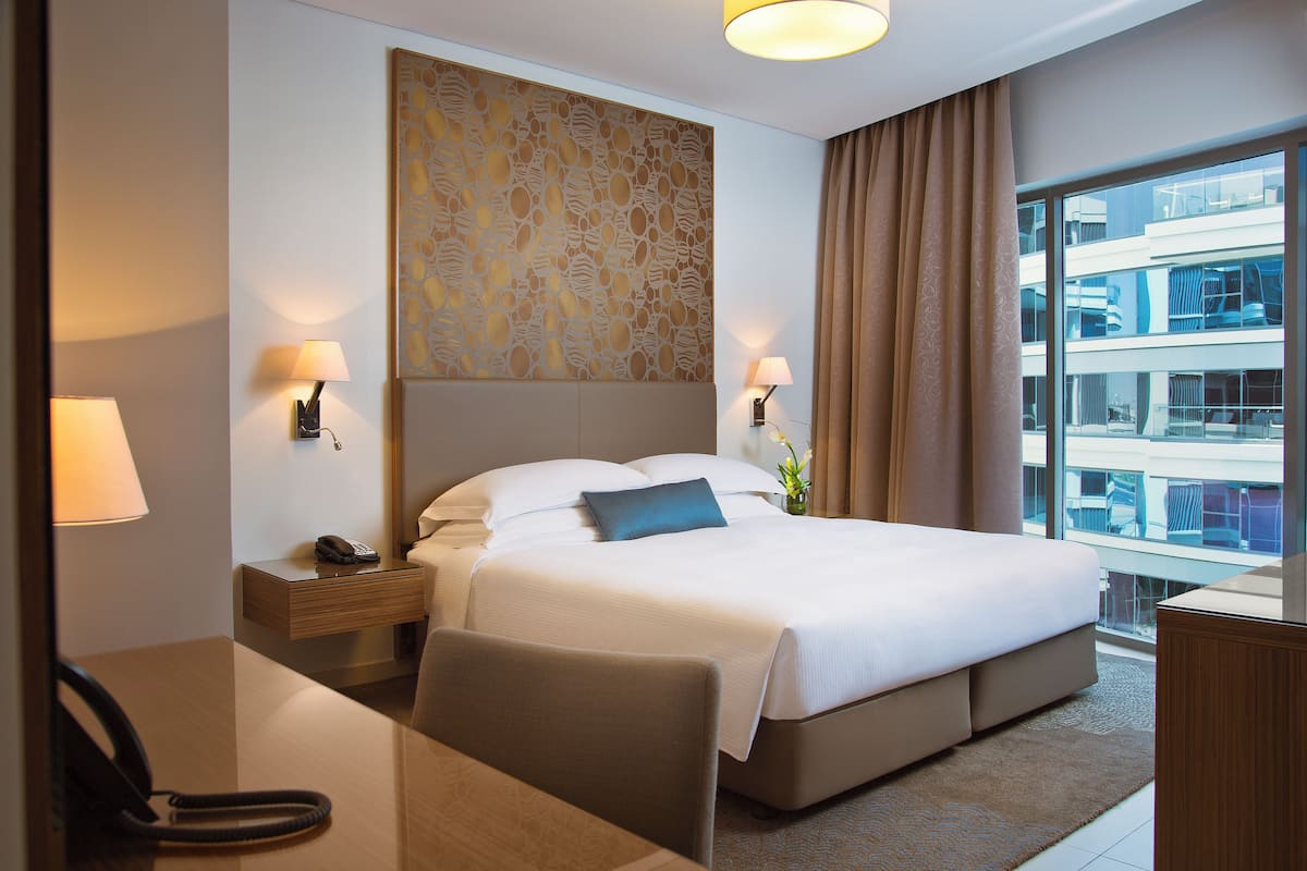 Chăn bông, minibar, két bảo mật tại phòng, bàn 
