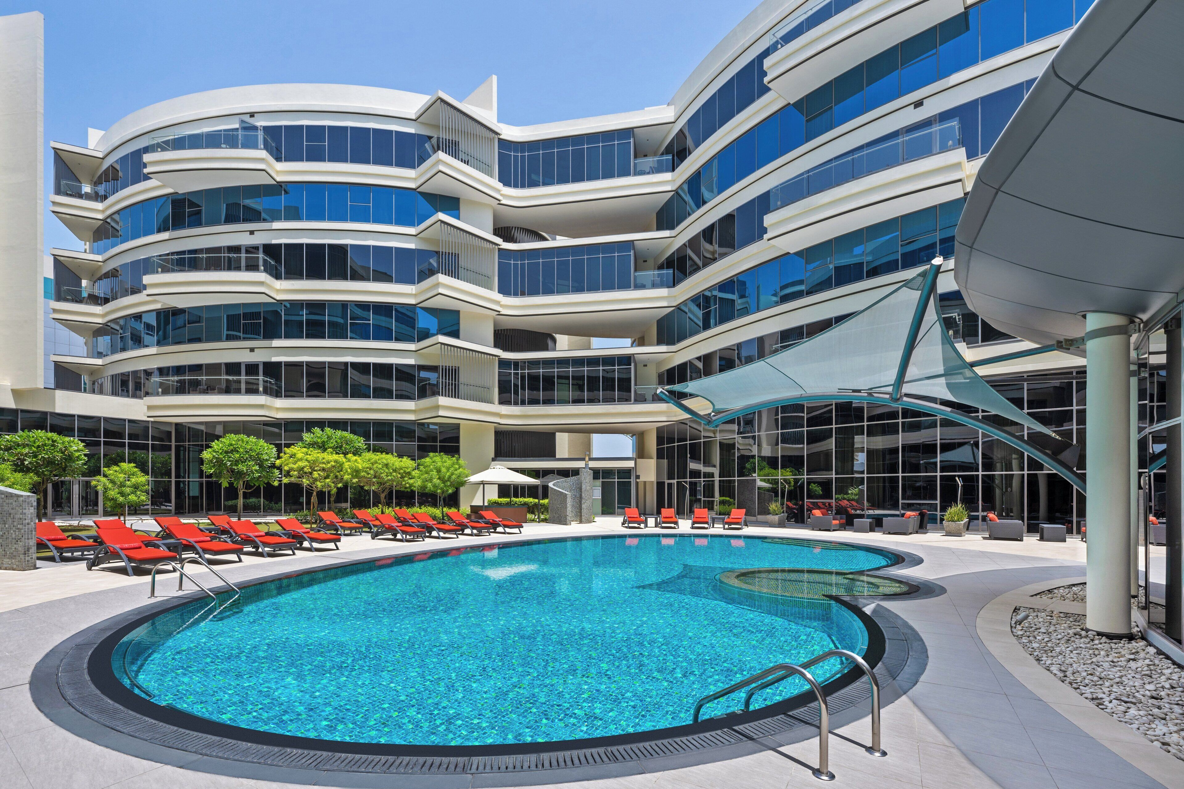 Piscine extérieure, parasols de plage, chaises longues