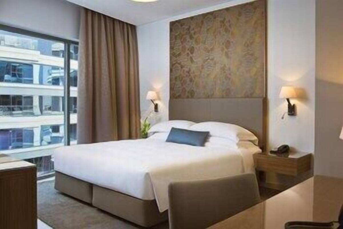 Chăn bông, minibar, két bảo mật tại phòng, bàn