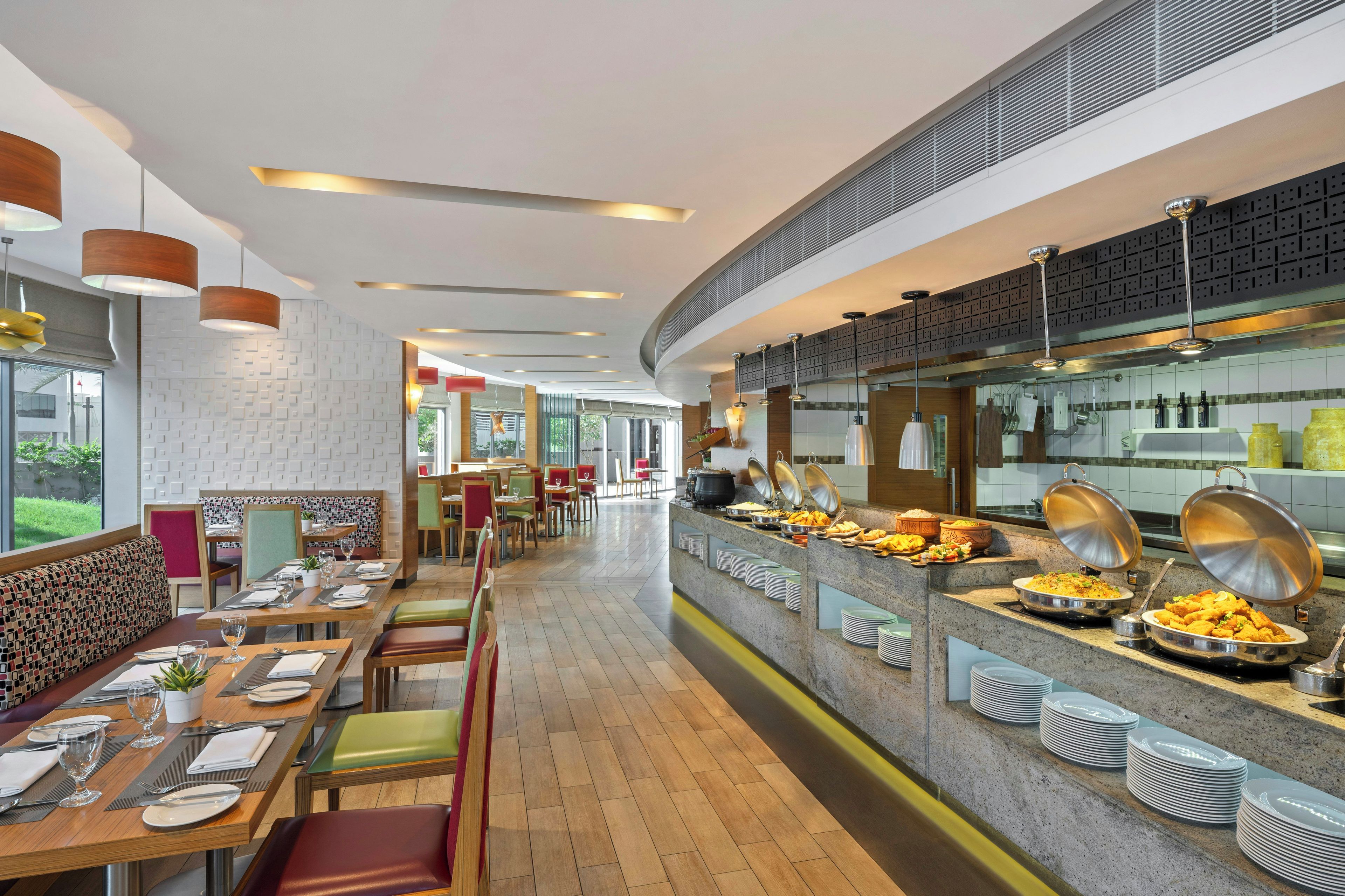 Un espace buffet proposant une variété de plats et un coin repas avec des tables et des chaises.