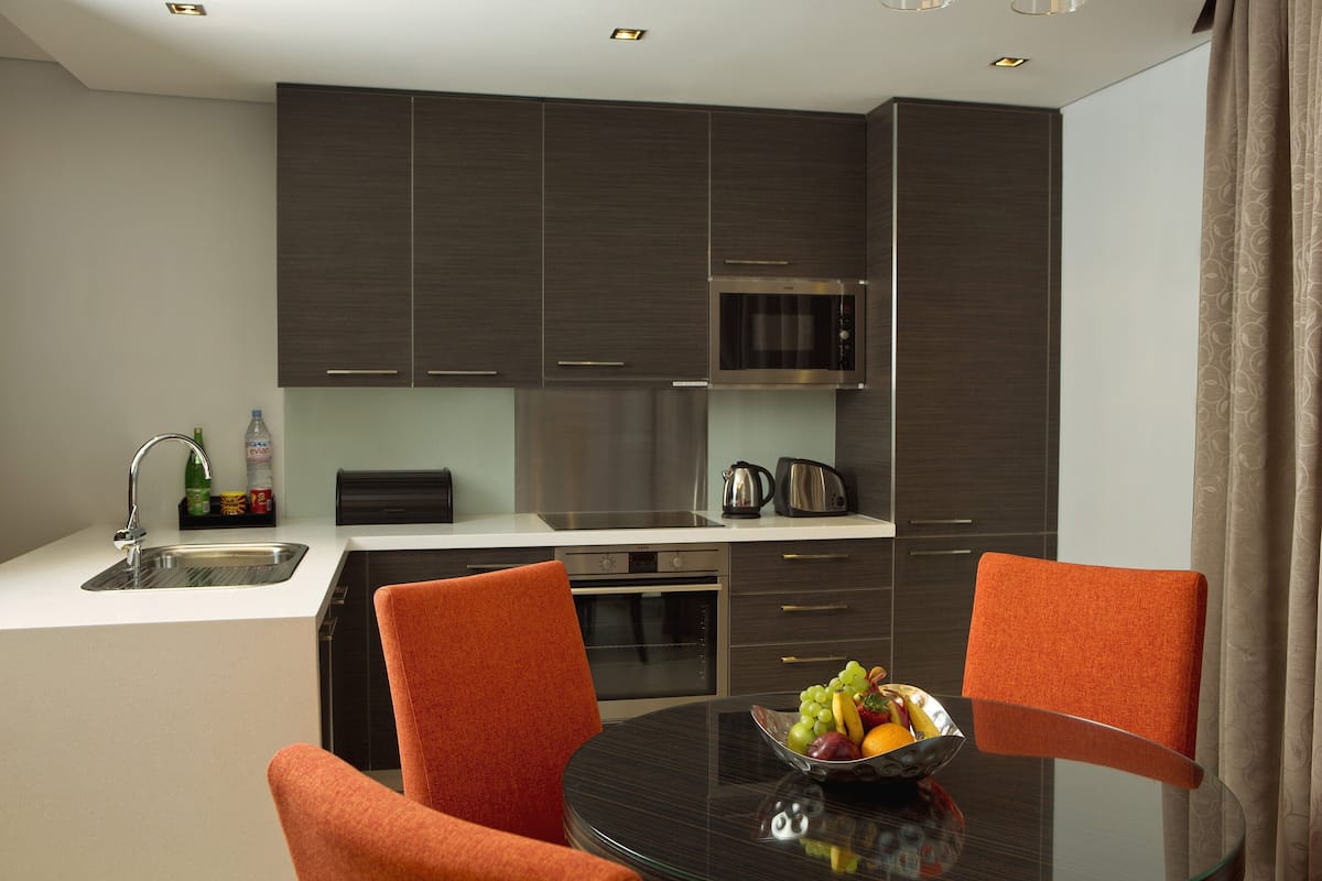 Full-size fridge, microwave, oven, stovetop