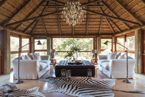Luxury-Villa, 4 Schlafzimmer, Gartenblick, Poolseite | Terrasse/Patio