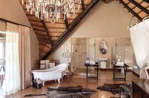 Bathroom | Separate tub and shower, deep soaking tub, free toiletries, hair dryer - Kings Camp (Bushbuckridge)