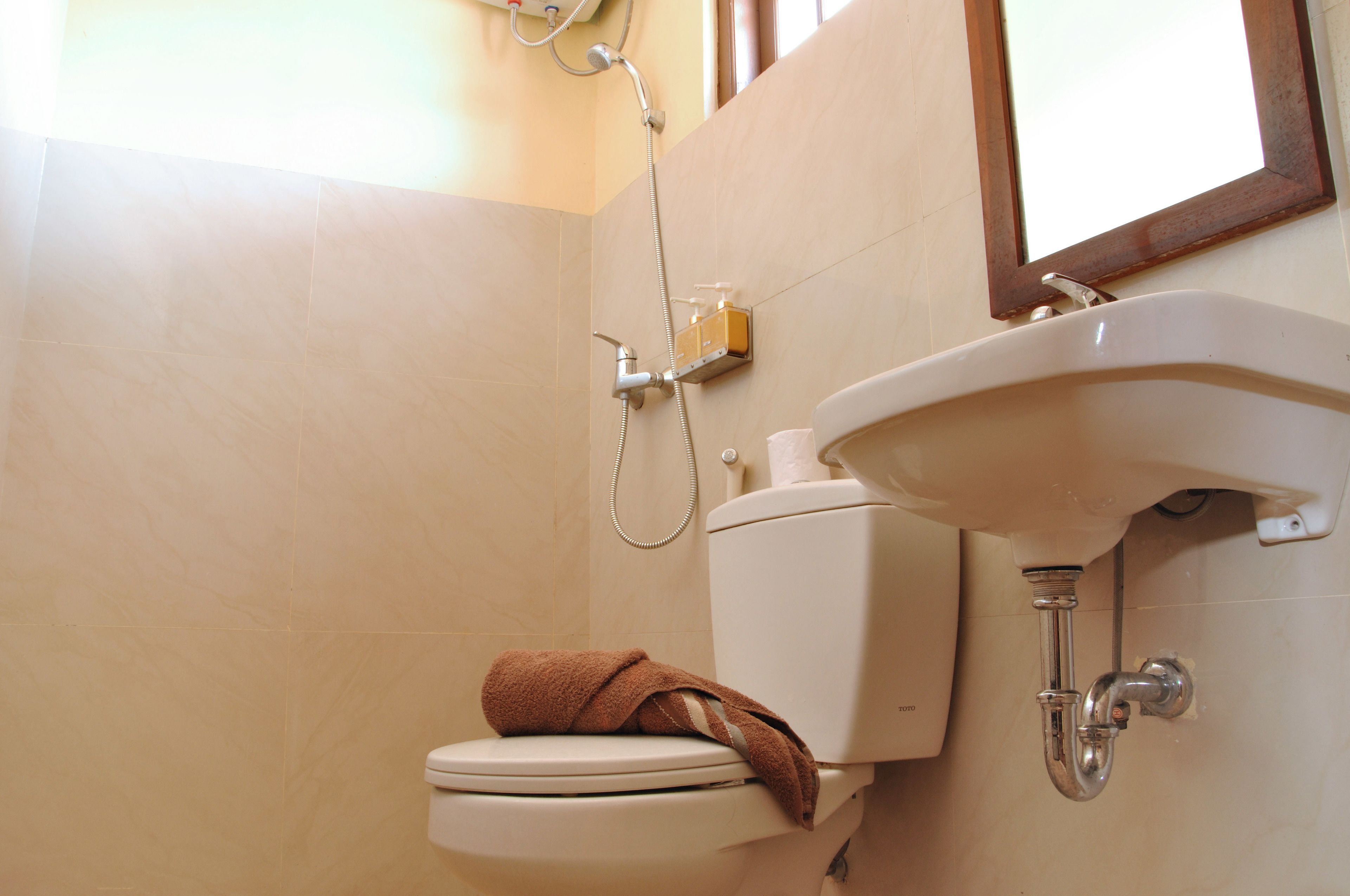 Dusche, Haartrockner, Handtücher