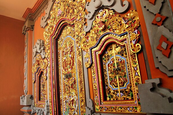Ornate golden doors with intricate designs and carvings. - Bemo Corner Guest House (Kuta)